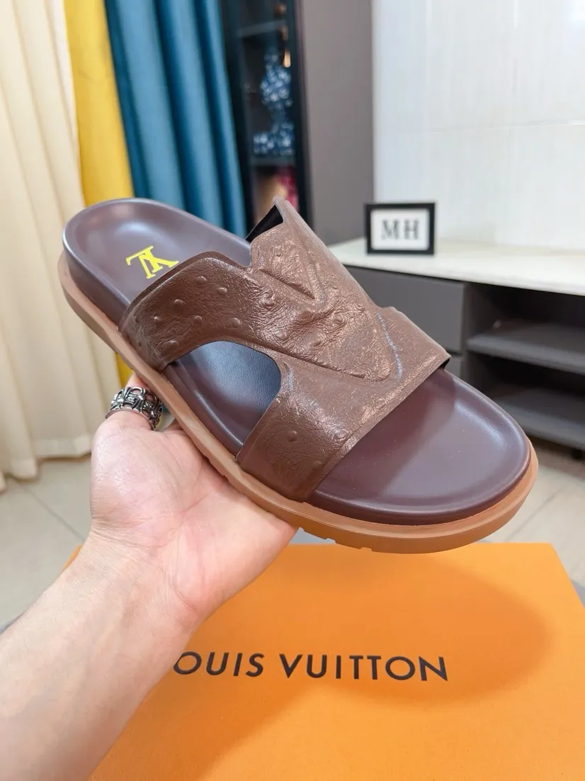 Men's shoes💰300🌹🌹【LV】Multi-color new men's slippers, original top quality version, original special cowhide ostrich embossed➕sheepskin on the inside and sides, non-slip combined sole, more stable walking, more comfortable and lightweight, high-end and generous, size: 38~44